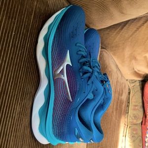 Used once Mizuno Wave Sky 05 running shoes.